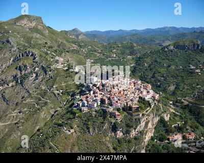 LUFTAUFNAHME. Mittelalterliches Dorf Castelmola auf einem Hügel. Metropolitan City of Catania, Sizilien, Italien. Stockfoto