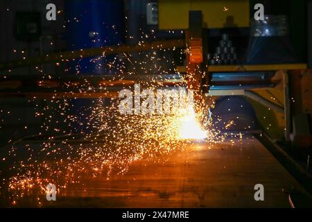 Funkenflug beim Gittern der Maschine und beim Finishing von Metallplasmaschneiden Stockfoto