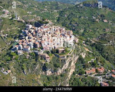 LUFTAUFNAHME. Mittelalterliches Dorf Castelmola auf einem Hügel. Metropolitan City of Catania, Sizilien, Italien. Stockfoto