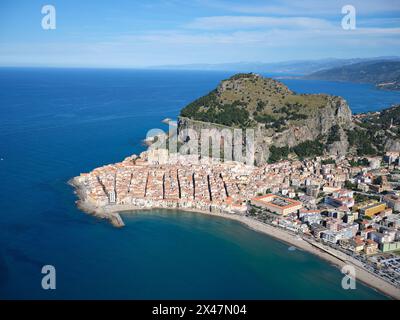 LUFTAUFNAHME. Malerische mittelalterliche Küstenstadt Cefalù an der tyrrhenischen Küste. Provinz Palermo, Sizilien, Italien. Stockfoto
