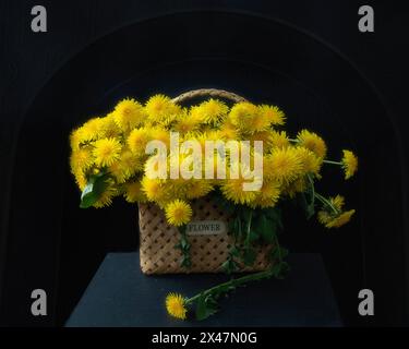 Strauß gelber Blumen in einem Korb Stockfoto