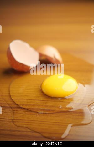 Frisches, gebrochenes Ei auf einem Tisch Stockfoto