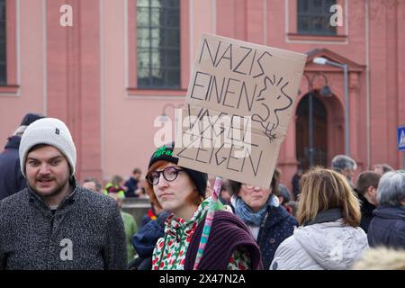 Mainz, Deutschland. Februar 2024. Tausende von Menschen nehmen an einer Demonstration unter dem Motto "Verteidigung der Demokratie" Teil. Stockfoto