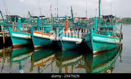 Bunte holzfischerboote in einem Hafen in kampot in kambodscha Stockfoto