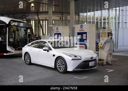 Tokio, Japan. April 2024. Wasserstoffbetriebene Autos betanken an einer Wasserstoffstation in Tokio. (Credit Image: © Stanislav Kogiku/SOPA Images via ZUMA Press Wire) NUR REDAKTIONELLE VERWENDUNG! Nicht für kommerzielle ZWECKE! Stockfoto