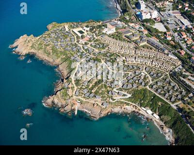 LUFTAUFNAHME. Bungalows des Club Med in der Nähe der Stadt Cefalu. Provinz Palermo, Sizilien, Italien. Stockfoto