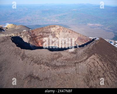 LUFTAUFNAHME. Gipfel des Ätna mit dem im Jahre 1911 entstandenen nordöstlichen Krater, der Hauptkrater befindet sich dahinter auf der linken Seite. Sizilien, Italien. Stockfoto