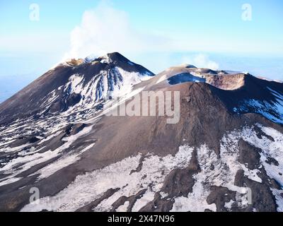 LUFTAUFNAHME. Der Gipfel des Ätna mit seinen fünf aktiven Kratern, von Norden aus gesehen. Metropolitan City of Catania, Sizilien, Italien. Stockfoto