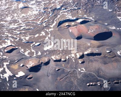LUFTAUFNAHME. Der nördliche Hang des Ätna auf einer Höhe von etwa 2500 m ü.d.M. zeigt zahlreiche Krater. Metropolitan City of Catania, Sizilien, Italien. Stockfoto