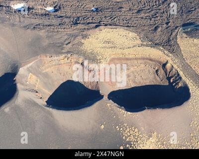 LUFTAUFNAHME. Der nördliche Hang des Ätna auf einer Höhe von etwa 2500 m ü.d.M. zeigt zahlreiche Krater. Metropolitan City of Catania, Sizilien, Italien. Stockfoto