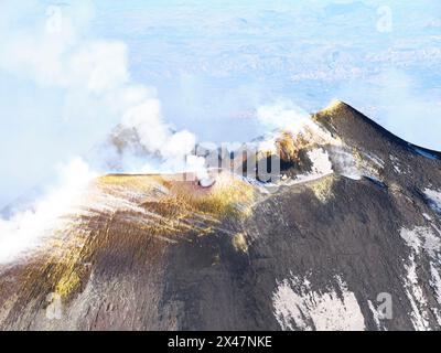 LUFTAUFNAHME. Der Gipfel des Ätna mit dem Südosten- und dem Neuen Südosten-Krater. Metropolitan City of Catania, Sizilien, Italien. Stockfoto