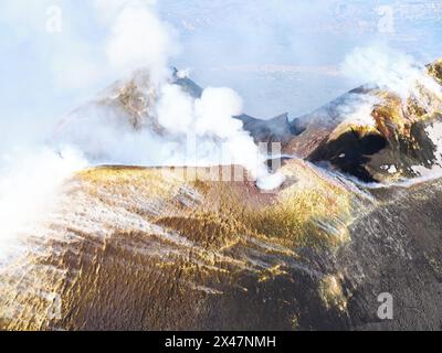 LUFTAUFNAHME. Der Gipfel des Ätna mit dem Südosten- und dem Neuen Südosten-Krater. Metropolitan City of Catania, Sizilien, Italien. Stockfoto