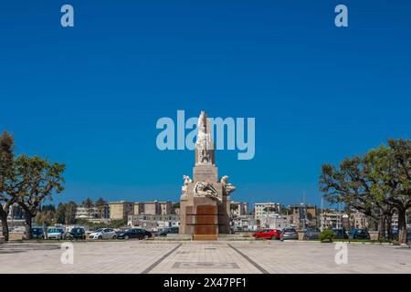 Platz mit Denkmal für gefallene Soldaten im Ersten Weltkrieg im Zentrum von Brindisi, Apulien, Italien, an einem warmen Sommertag Stockfoto