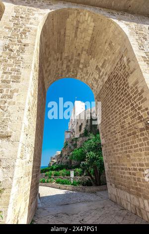 Bogenbrücke bei Polignano a Mare, wunderschöne Stadt mit einem Strand zwischen den Klippen der Stadt. Farbenfrohes Bild eines malerischen Dorfes im italienischen apulien auf einem Stockfoto