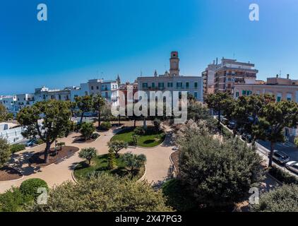 Blick auf den Fontanelle Park im Zentrum von Monopoli, einer wunderschönen italienischen Küstenstadt in der Region Apulien. Park und Kirche mit umliegenden Bu Stockfoto