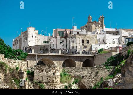 Bogenbrücke bei Polignano a Mare, wunderschöne Stadt mit einem Strand zwischen den Klippen der Stadt. Farbenfrohes Bild eines malerischen Dorfes im italienischen apulien auf einem Stockfoto
