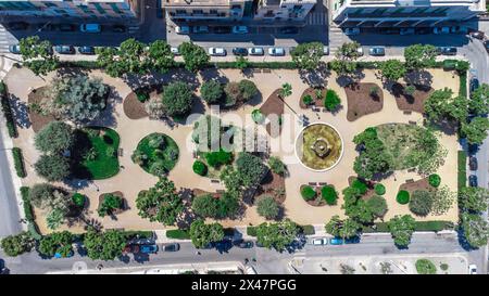 Fontanelle Park im Zentrum von Monopoli, einer wunderschönen italienischen Küstenstadt in der Region Apulien. Direkt über dem Blick auf einen Park und geparkte Autos Stockfoto