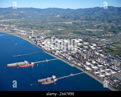 LUFTAUFNAHME. Große Raffinerie in Milazzo an der tyrrhenischen Küste. Metropolitanstadt Messina, Sizilien, Italien. Stockfoto