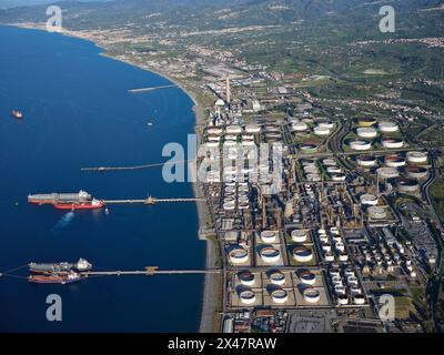 LUFTAUFNAHME. Große Raffinerie in Milazzo an der tyrrhenischen Küste. Metropolitanstadt Messina, Sizilien, Italien. Stockfoto