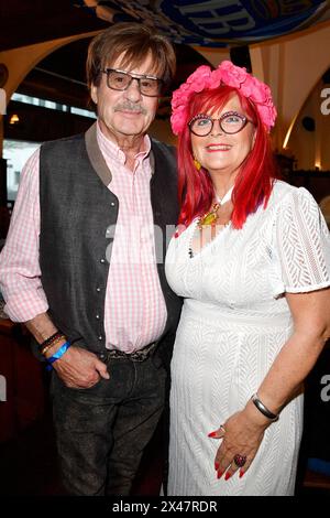 Jörg Draeger mit Ehefrau Petra beim Maibockanstich im Hofbräu Wirtshaus Berlin. Berlin, 30.04.2024 *** Jörg Draeger mit seiner Frau Petra bei der Maibock-Anzapfung im Hofbräu Wirtshaus Berlin Berlin, 30 04 2024 Foto:Xn.xKubelkax/xFuturexImagex maibockanstich 4416 Stockfoto