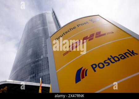 Der Postturm in Bonn ist die Zentrale der Deutschen Post AG. Bonn, 29.04.2024 NRW Deutschland *** der Postturm in Bonn ist Sitz der Deutschen Post AG Bonn, 29 04 2024 NRW Deutschland Copyright: XChristophxHardtx Stockfoto