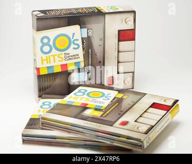 80s Hits the Complete Collection CDs in Vintage-Art-Optik Papierhüllen auf weißer Draufsicht Stockfoto