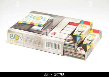 80er Jahre Hits the Complete Collection CDs im Vintage Art Look Papierhüllen auf weiß Stockfoto