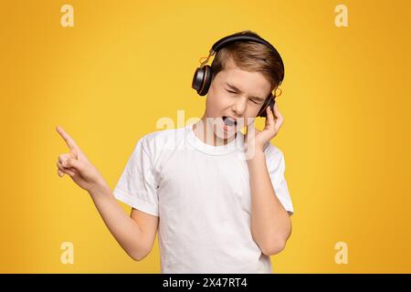 Teenager mit großartigem Sound auf kabellosen Kopfhörern Stockfoto