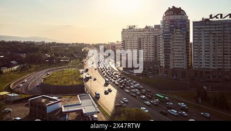 15. Mai 2023 Almaty, Kasachstan. Panoramablick auf die Alfarabi Avenue mit Autoverkehr und großen Gebäuden bei Sonnenuntergang Stockfoto