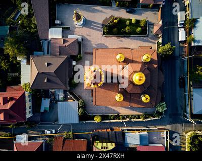 Luftdrohne Top-down-Aufnahme der russisch-orthodoxen Kirche der Kathedrale mit Garten in Almaty Stadt, Kasachstan Stockfoto