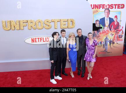 Los Angeles, Usa. April 2024 30. (L-R) Julian Kal Seinfeld, Shepherd Kellen Seinfeld, Jessica Seinfeld, Jerry Seinfeld und Sascha Seinfeld begleiten die Premiere des biographischen Kinofilms „Unfrosted“ im Egyptian Theater in der Hollywood-Sektion von Los Angeles am Dienstag, den 30. April 2024. Storyline: Im Jahr 1963 konkurrieren die Geschäftsrivalen Kellogg's und Post um einen Kuchen, der das Frühstück für immer verändern könnte. Foto: Greg Grudt/UPI Credit: UPI/Alamy Live News Stockfoto