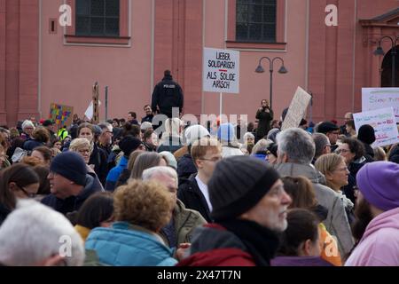 Mainz, Deutschland. Februar 2024. Tausende von Menschen nehmen an einer Demonstration unter dem Motto "Verteidigung der Demokratie" Teil. Stockfoto