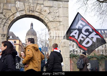 Mainz, Deutschland. Februar 2024. Tausende von Menschen nehmen an einer Demonstration unter dem Motto "Verteidigung der Demokratie" Teil. Stockfoto