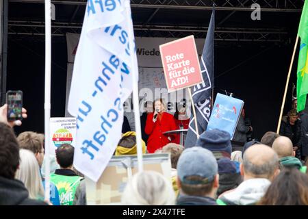 Mainz, Deutschland. Februar 2024. Tausende von Menschen nehmen an einer Demonstration unter dem Motto "Verteidigung der Demokratie" Teil. Stockfoto