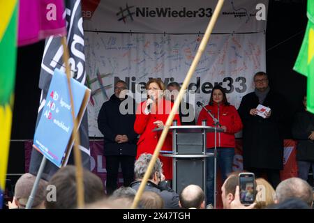 Mainz, Deutschland. Februar 2024. Tausende von Menschen nehmen an einer Demonstration unter dem Motto "Verteidigung der Demokratie" Teil. Stockfoto