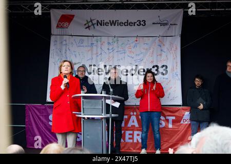 Mainz, Deutschland. Februar 2024. Tausende von Menschen nehmen an einer Demonstration unter dem Motto "Verteidigung der Demokratie" Teil. Stockfoto