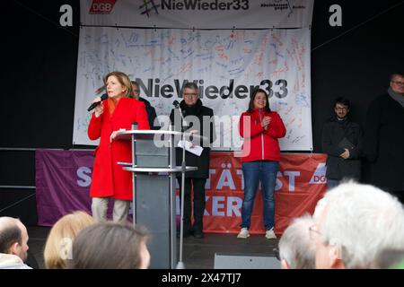 Mainz, Deutschland. Februar 2024. Tausende von Menschen nehmen an einer Demonstration unter dem Motto "Verteidigung der Demokratie" Teil. Stockfoto