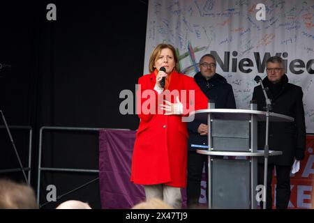 Mainz, Deutschland. Februar 2024. Tausende von Menschen nehmen an einer Demonstration unter dem Motto "Verteidigung der Demokratie" Teil. Stockfoto