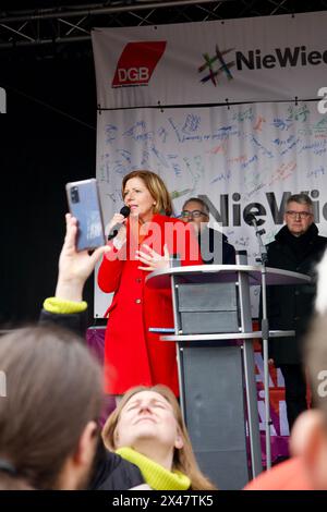 Mainz, Deutschland. Februar 2024. Tausende von Menschen nehmen an einer Demonstration unter dem Motto "Verteidigung der Demokratie" Teil. Stockfoto