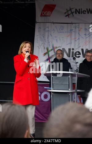 Mainz, Deutschland. Februar 2024. Tausende von Menschen nehmen an einer Demonstration unter dem Motto "Verteidigung der Demokratie" Teil. Stockfoto