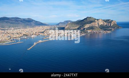 LUFTAUFNAHME. Die Stadt Palermo und Monte Pellegrino. Provinz Palermo, Sizilien, Italien. Stockfoto