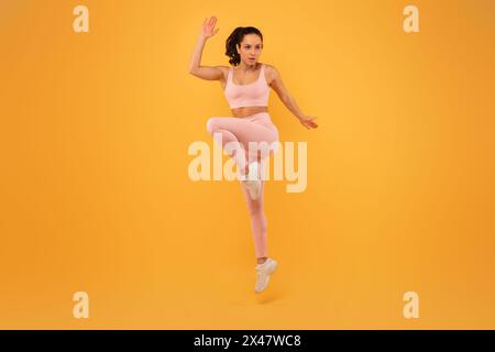Frau in rosa Sport-BH-Oberteil und Leggings Stockfoto