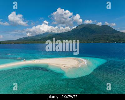 Drohnenblick auf weißen Sandkasten und Boote auf Camiguin Island. Klares Wasser und Wellen. Philippinen. Stockfoto