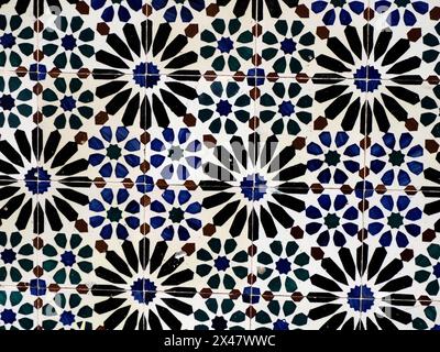 Aveiro, Portugal, portugiesische Fliesen Azulejo. Traditionelles Dekorationsmuster an den Außenwänden des Hauses Stockfoto