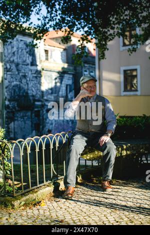 Ein Mann in Streetwear, ohne Telefon, auf der Straße einer Altstadt. Stockfoto