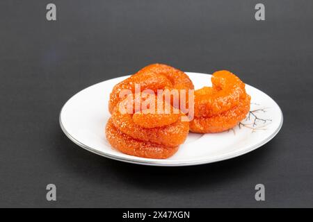 Traditionelles knuspriges Süßes in Bangladesch Mela. Zutaten sind Reispulver, Zucker, Farbe. Rice Jilabi Street Food. Stockfoto