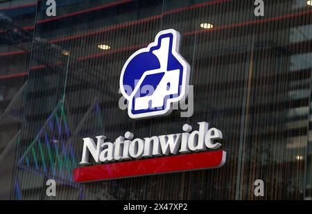 Aktenfoto vom 12/23 eines Schildes der Nationwide Building Society in London, Großbritannien. Die National Wide Building Society berichtet, dass der durchschnittliche britische Hauspreis nicht 4 % unter dem typischen Allzeithoch liegt, da die Immobilienpreise zu sinken beginnen. Robert Gardener, Chefökonom des Unternehmens, meint, dies sei ein Ausdruck des „anhaltenden Drucks auf Erschwinglichkeit“. Ausgabedatum: Mittwoch, 1. Mai 2024. Stockfoto