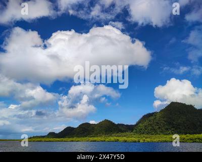 Eine ruhige, malerische Szene der natürlichen Elemente - Land, Himmel und Wasser - treffen sich in einer friedlichen, malerischen aussicht. Stockfoto