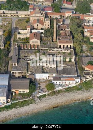 LUFTAUFNAHME. Verlassene Gebäude an der Küste in Palermo. Provinz Palermo, Sizilien, Italien. Stockfoto