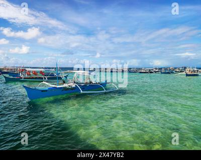 Im Tourismushafen von Siargao legten die Touristenboote an, um einheimische und ausländische Touristen in Siargaos verschiedenen schönen Reisezielen zu bringen. Stockfoto